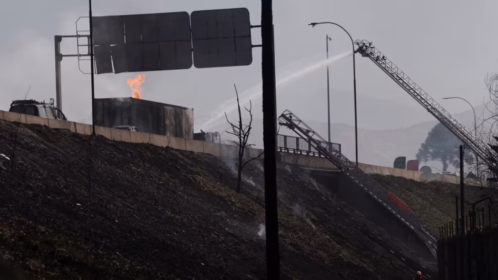 Impactante explosión tras vuelco de camión en Chile deja muertos y varios heridos