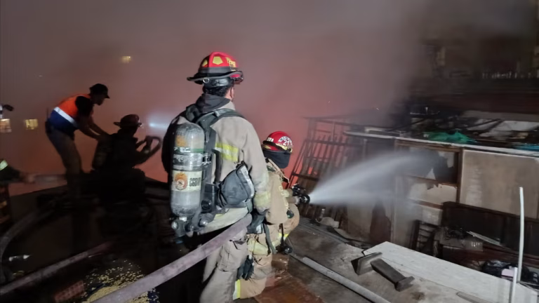 Incendio en el centro de Lima: bomberos controlan fuego en el jirón Áncash
