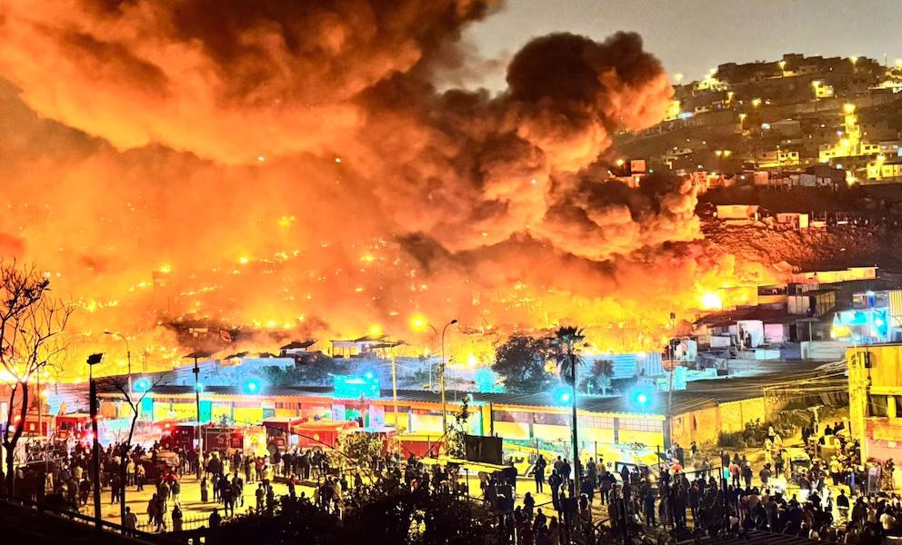 Gran incendio en San Juan de Miraflores arrasa más de 100 viviendas y deja a cientos de familias damnificadas